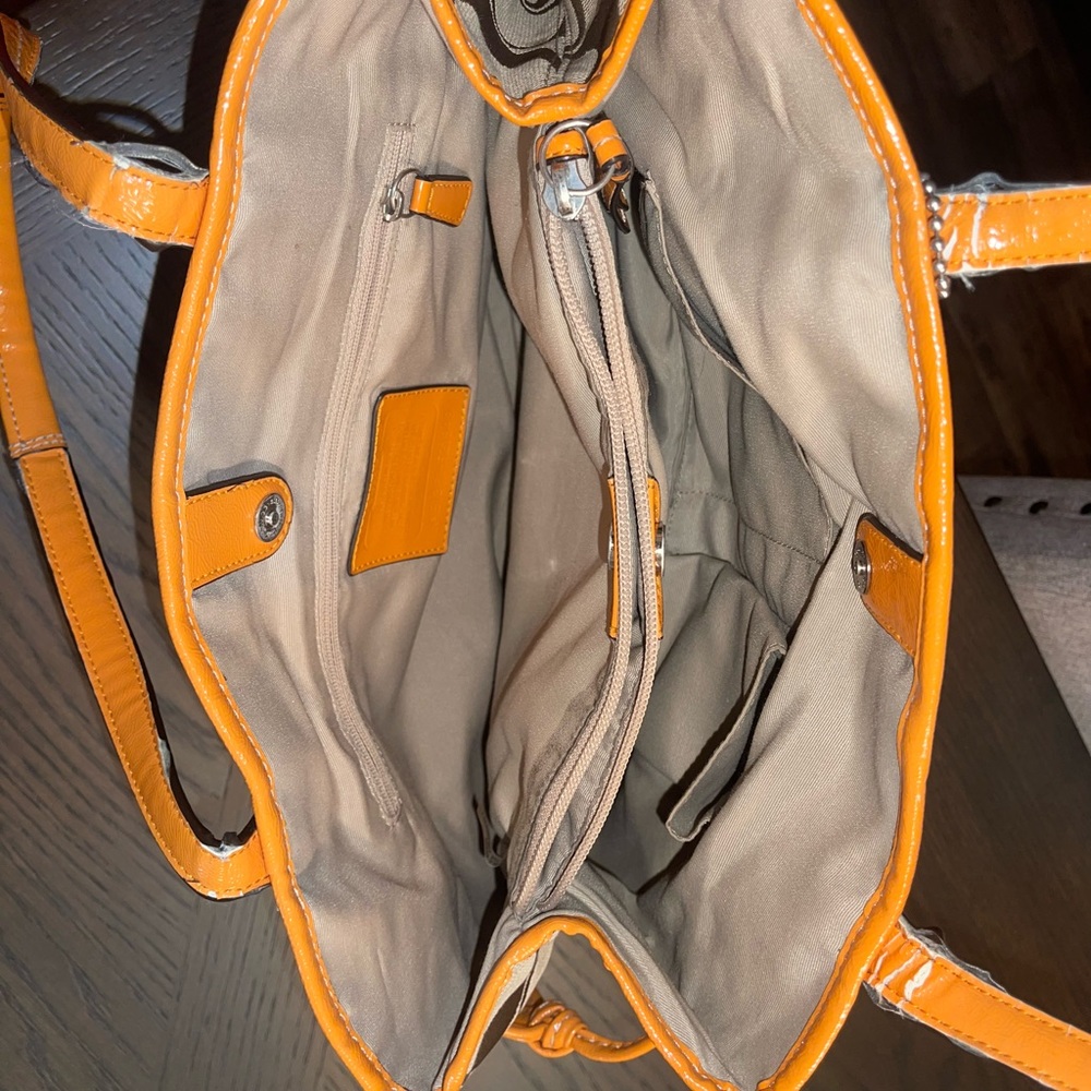 Coach - Picture 4 of 6